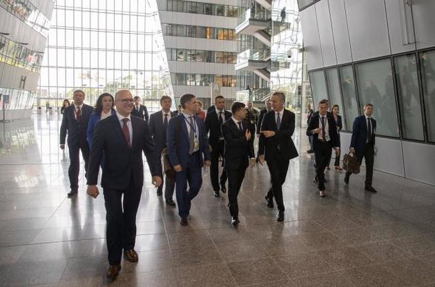 Під час виборчої кампанії Зеленський обіцяв винести питання членства в НАТО на референдум, незважаючи на закріплення зовнішньополітичного курсу України в Конституції