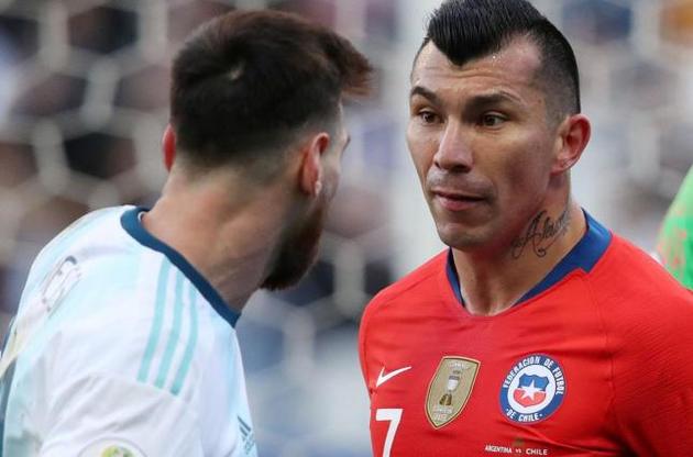 Полузащитник сборной Чили бросил жвачку в болельщика после стычки с Месси