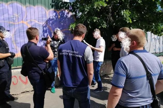 У Києві затримали слідчого і начальника ДФС на хабарі
