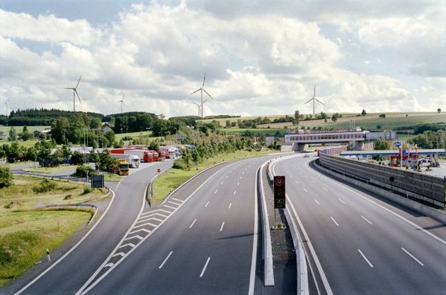 У Німеччині відкрився автобан для електровантажівок
