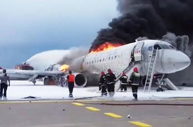 В сгоревшем в "Шереметьево" Sukhoi Superjet 100 мог использоваться сверхгорючий пластик – СМИ