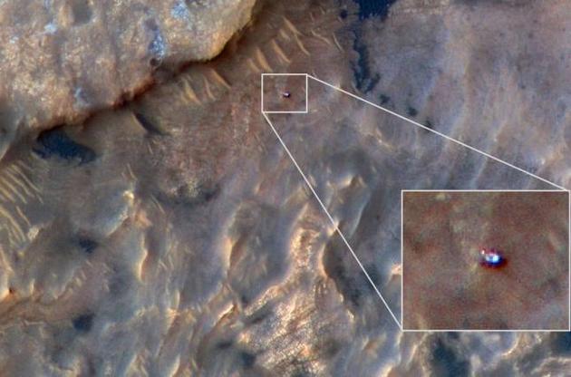 Синя плямочка на знімку - марсохід Curiosity