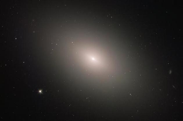 "Хаббл" получил снимок эллиптической галактики из созвездия Девы