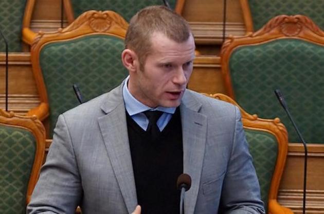 За словами Олсена, заздалегідь він не радився з партією з приводу розміщення на порносайті реклами