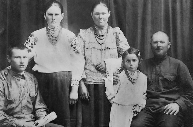 Щаслива пора, 1923 рік: успішний фермер, староста хутора &laquo;Михайлівка&raquo; &ndash; І.М.Хворостяний зі своїми старшими доньками та наймолодшими сином й донькою Яринкою (моя матуся)