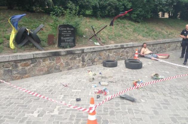 В Киеве разбили памятник Герою Небесной сотни Сергею Нигояну