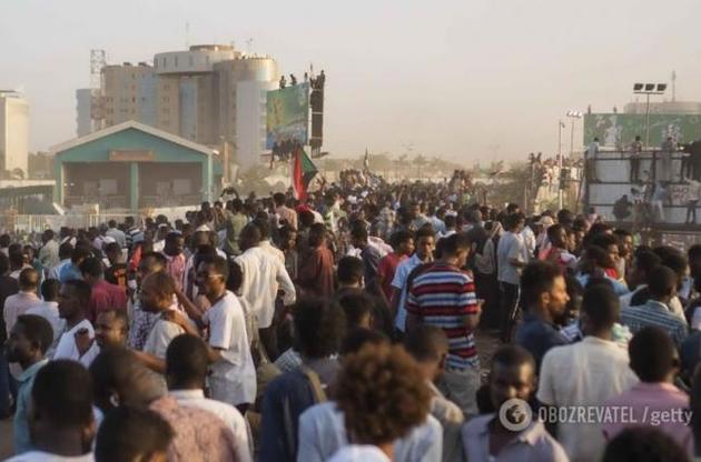Судан звинувачує скинутого диктатора в причетності до вбивства протестувальників