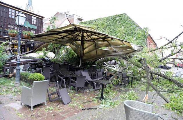 Сокрушительный ветер сметал все