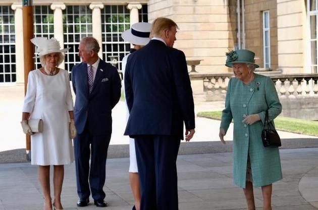 Королева Британии позвала на ужин только Трампа и его супругу, но они привели все семейство - CNN