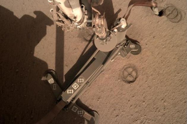Аппарат InSight переместил бур на Марсе