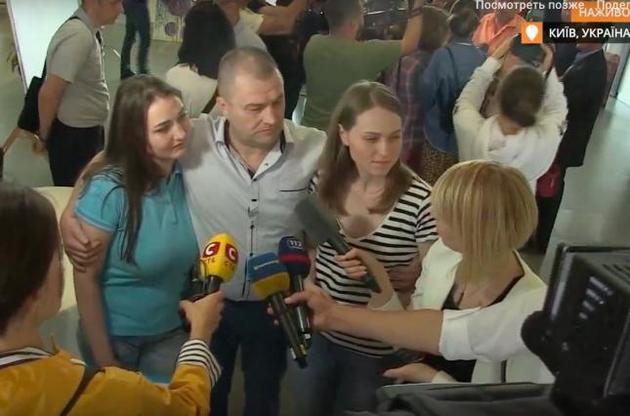 Освобожденных украинцев встречали их родственники