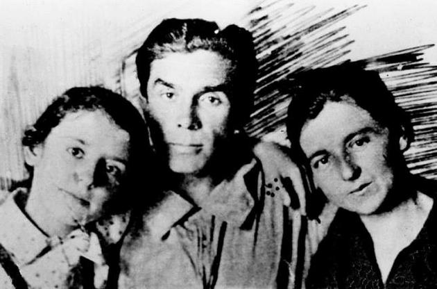 Мыкола Хвылевой с дочерью Любой и женой Юлией