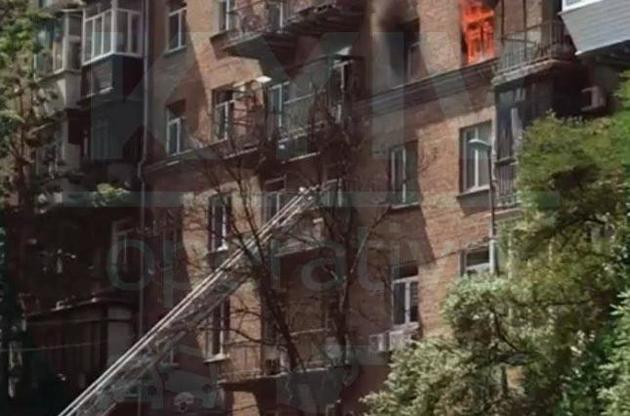 В многоэтажном доме в Киеве горит квартира, людей эвакуируют