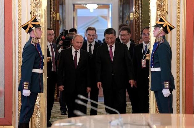 Путін у Москві зустрівся з Сі Цзіньпінем