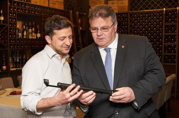 Линкявичус предложил Зеленскому помощь в борьбе с коррупцией и сделал подарок