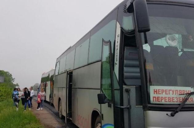 Под Кривым Рогом неизвестные в балаклавах забросали камнями автобусы