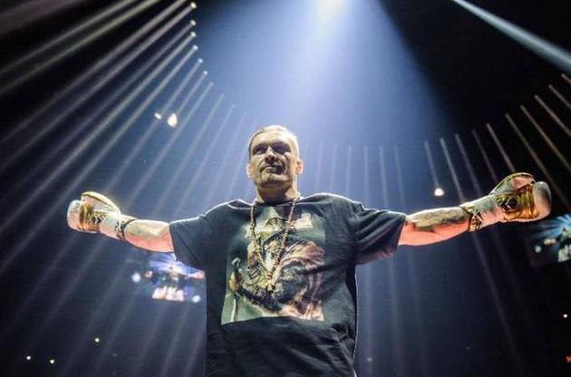 Усик травмировал руку