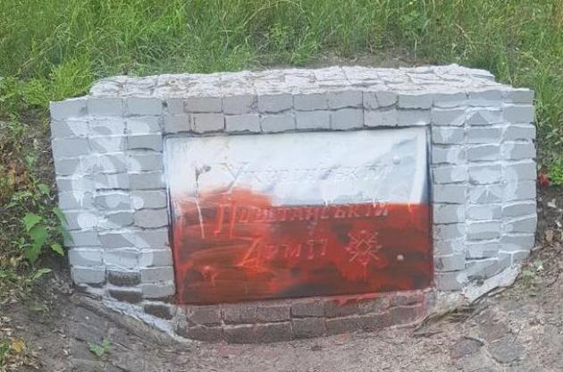 У Харкові вандали облили фарбою пам'ятник УПА