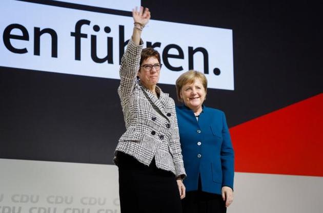 Меркель разочаровалась в своей преемнице — Bloomberg