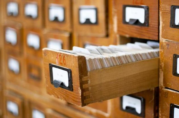 Посадовця архівної служби підозрюють у зловживанні впливом та недекларуванні доходів