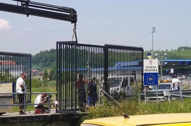 Хорватия закрылась от мигрантов: построила на границе с Боснией стену с шипами