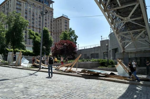 В Киеве члены "С14" снесли забор на Институтской