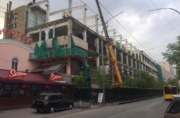 В Киеве демонтируют здание завода "Арсенал"