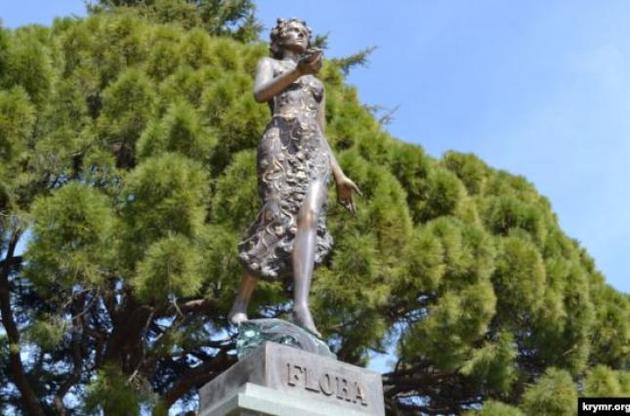 Статуя богини Флоры стоит в ботсаду  с 2012 года