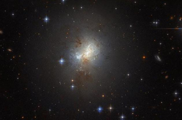 "Хаббл" зробив знімок крихітної галактики з "великим серцем"
