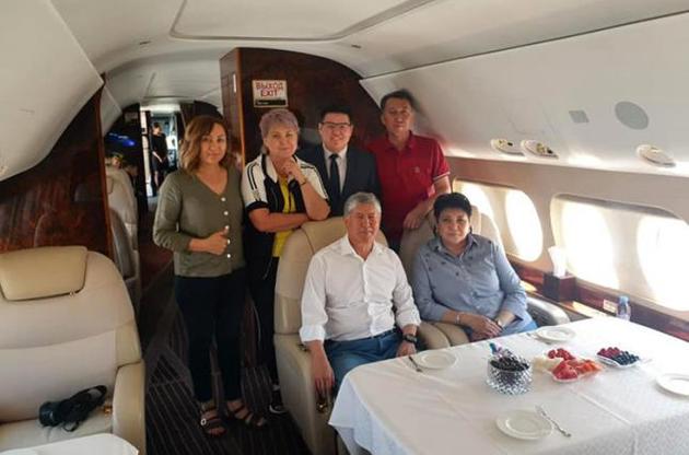 Експрезидент Атамбаєв вилетів до Москви з російської військової бази в Киргизстані