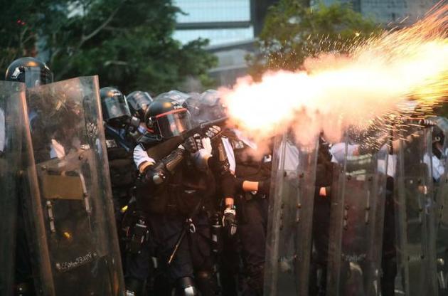 У Гонконзі поліція і протестувальники зчепилися відразу в трьох районах міста