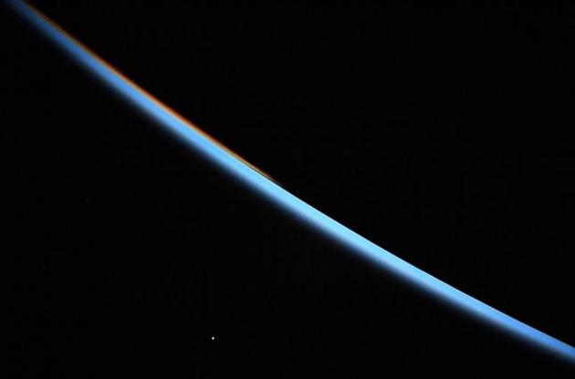 Астронавт NASA сделала снимок Венеры над Землей