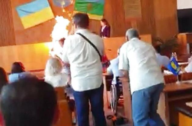 Чоловік здійснив самопідпал на очах у депутатів