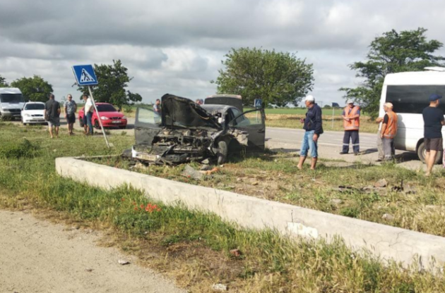 В Херсонской области автомобиль врезался в остановку, есть погибшие