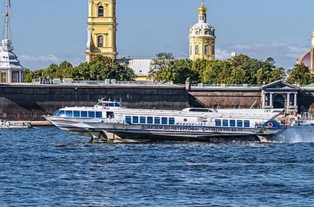 Судно на подводных крыльях врезалось в набережную в Санкт-Петербурге