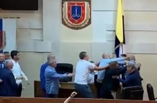 В Одеській облраді депутати влаштували бійку