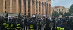 В Грузии оппозиция пошла на штурм парламента