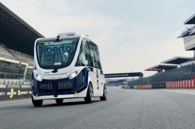 Безпілотний автобус вдарив жінку під коліна