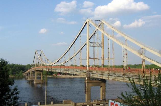 В Киеве ограничат движение по пешеходному мосту на Труханов остров