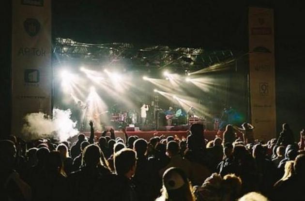 На этно-рок фестивале KOZAK Fest на Днепропетровщине ураган снес крышу сцены и поломал деревья