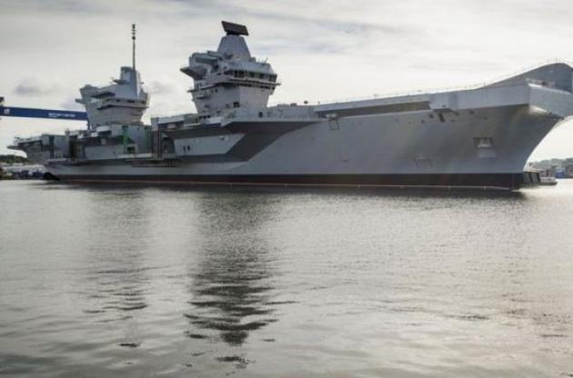 Флагманский авианосец ВМФ Британии прервал учения из-за аварии