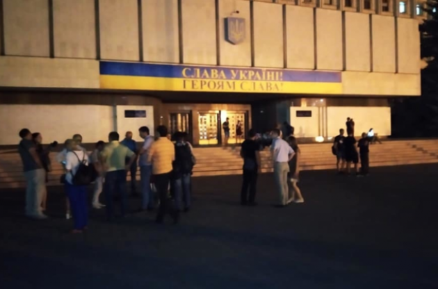 Около ограды осталось несколько представителей партии и адвокаты