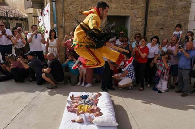 В Испании прошел фестиваль прыжков через младенцев