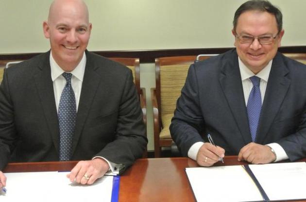 Со стороны Украины документ подписал Руслан Нимчинский, со стороны США &ndash; Кларк Купер