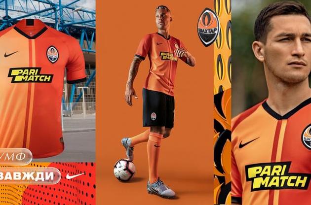 Футболка виконана без традиційних горизонтальних смуг