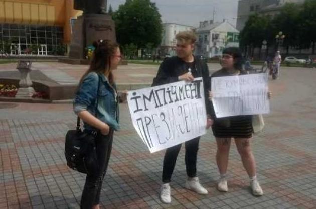 Суд визнав винною 16-річну дівчину, затриману за плакат із закликом до імпічменту Зеленського