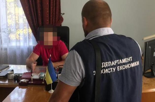 27 серпня під час отримання хабара обох посадовців затримали