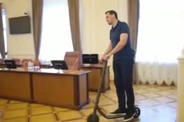 Гончарук на самокате показал, как выглядят коридоры Кабмина