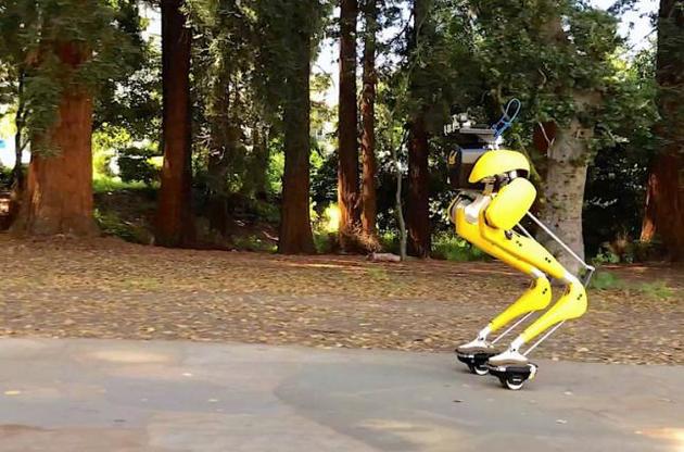 Робот научился кататься на гиророликах