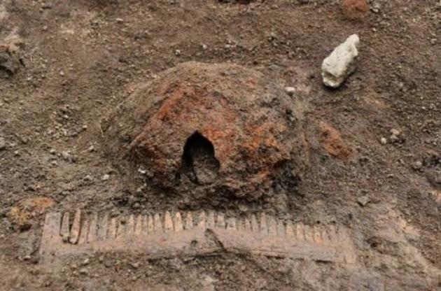 Археологи обнаружили в Швеции захоронение викинга с собакой, лошадью и кораблем